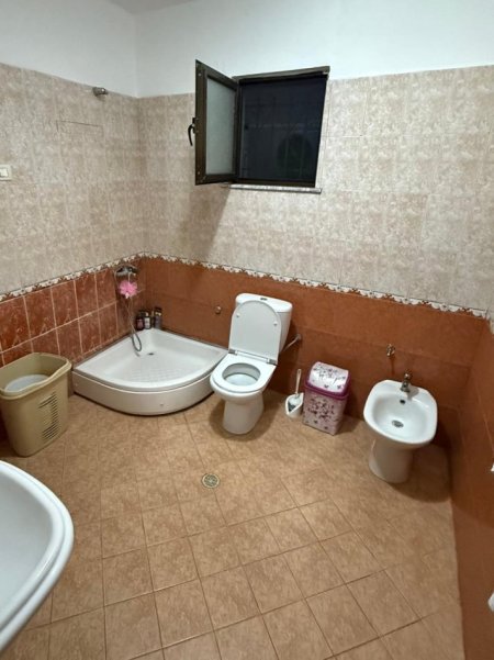 Jepet me Qera Vilë 2-Katëshe ne 5 Maji + Parking ,500Euro