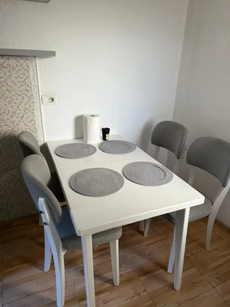 Jepet me Qera Vilë 2-Katëshe ne 5 Maji + Parking ,400Euro