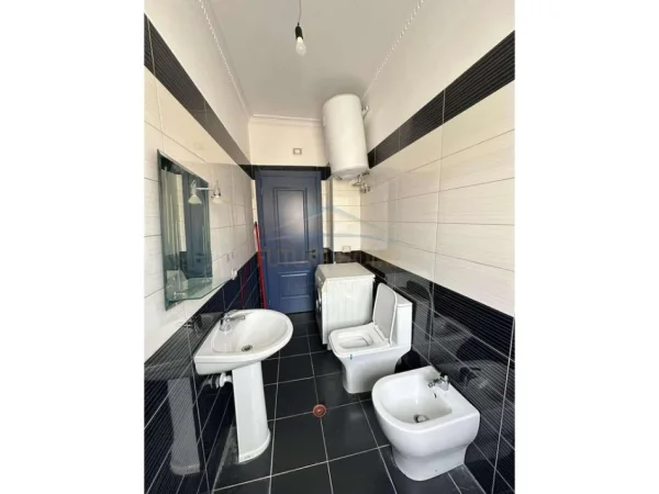 Tirane, shitet apartament 2+1+Ballkon Kati 2, 89 m² 190.000 € (Poliklinika Nr.2)