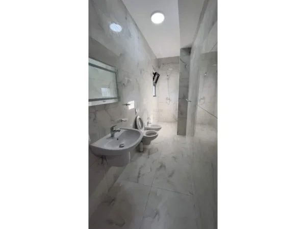 Tirane, jepet me qera apartament 1+1 Kati 7, 80 m² 550 € (Astir)