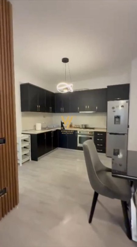 Tirane, jepet me qera apartament 1+1+Ballkon Kati 7, 83 m² 450 € (ASTIR)