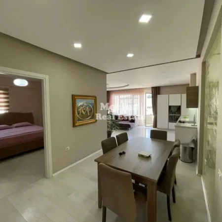 Tirane, jepet me qera apartament 3+1 Kati 4, 130 m² 1.400 € (Liqeni i Thate)