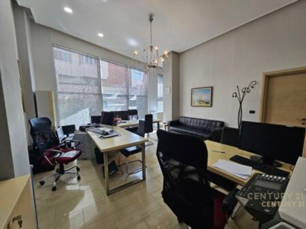 Tirane, jepet me qera zyre Kati 2, 57 m² 650 € (Rruga e Bogdaneve)