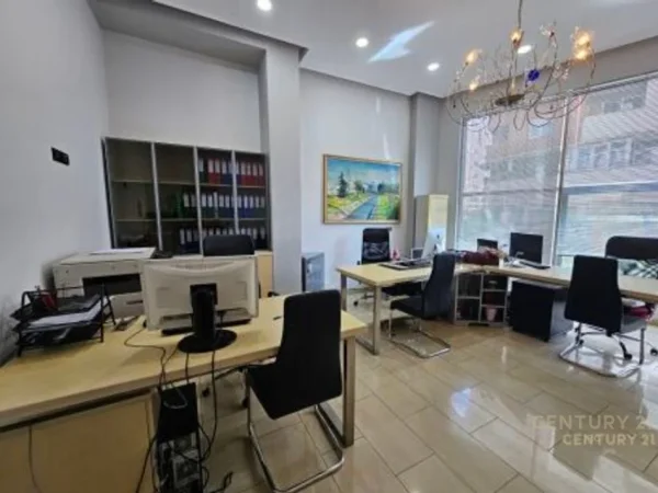 Tirane, jepet me qera zyre Kati 2, 57 m² 650 € (Rruga e Bogdaneve)
