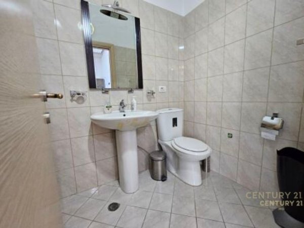 Tirane, jepet me qera zyre Kati 2, 57 m² 650 € (Rruga e Bogdaneve)