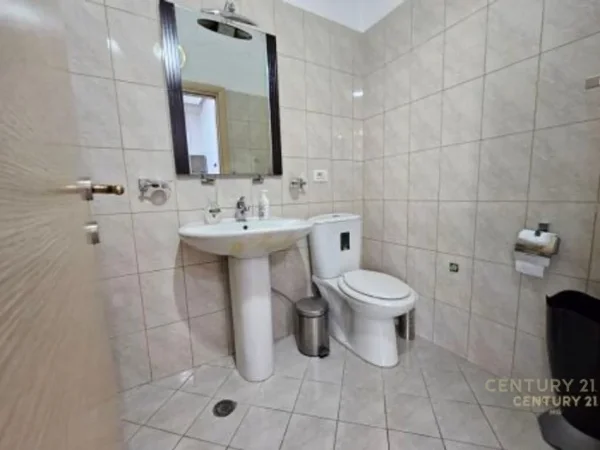 Tirane, jepet me qera zyre Kati 2, 57 m² 650 € (Rruga e Bogdaneve)