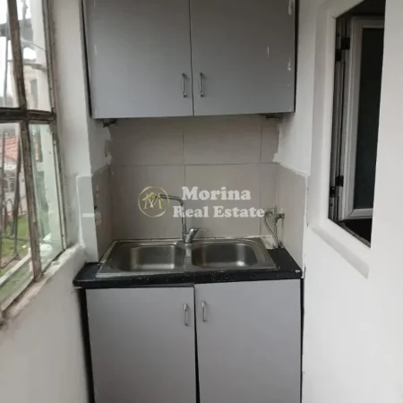 Tirane, jepet me qera apartament 1+1 Kati 2, 60 m² 250 € (Kombinat)