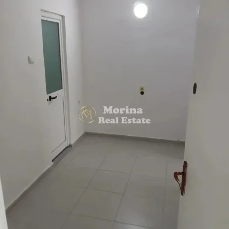 Tirane, jepet me qera apartament 1+1 Kati 2, 60 m² 250 € (Kombinat)