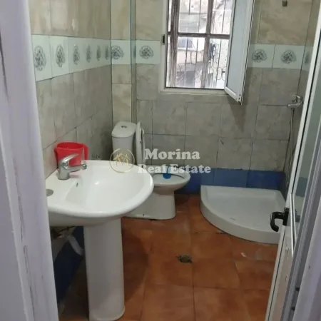 Tirane, jepet me qera apartament 1+1 Kati 2, 60 m² 250 € (Kombinat)