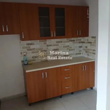 Tirane, jepet me qera apartament 1+1 Kati 2, 60 m² 250 € (Kombinat)