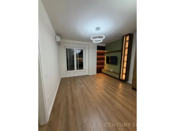 Tirane, jepet me qera apartament 1+1 Kati 2, 54 m² 750 € (Komuna e Parisit)