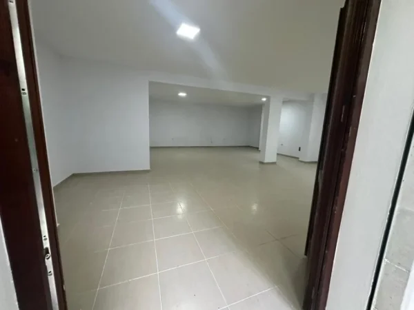 Tirane, jepet me qera apartament 1+1 Kati 1, 90 m² 900 € (Kopshti botanik)
