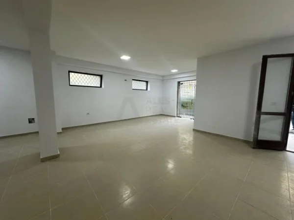 Tirane, jepet me qera apartament 1+1 Kati 1, 90 m² 900 € (Kopshti botanik)