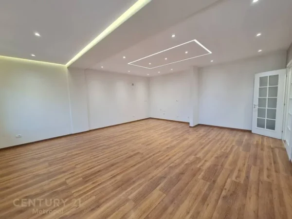 Tirane, jepet me qera zyre Kati 7, 146 m² 1.600 € (zogu i zi)