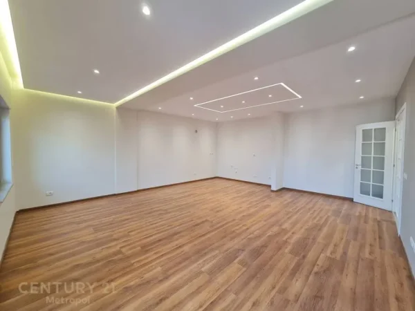 Tirane, jepet me qera zyre Kati 7, 146 m² 1.600 € (zogu i zi)
