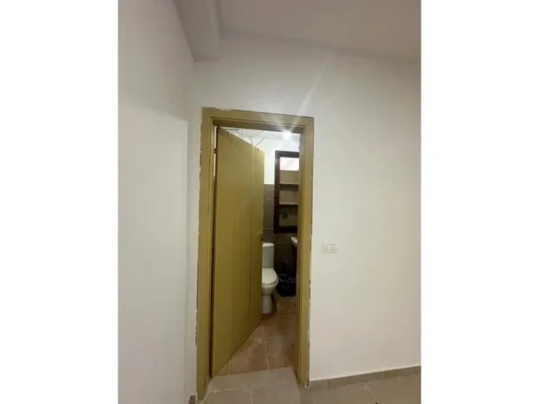 Tirane, jepet me qera apartament 1+1 Kati 1, 90 m² 900 € (Kopshti botanik)