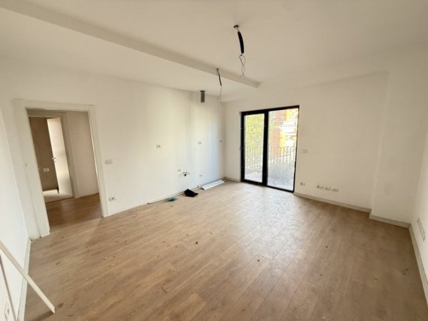 Tirane, jepet me qera zyre Kati 4, 117 m² 1.200 € (rruga e kavajes)