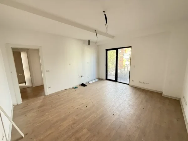 Tirane, jepet me qera zyre Kati 4, 117 m² 1.200 € (rruga e kavajes)