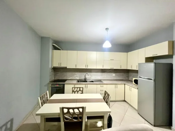 Tirane, jepet me qera apartament 2+1 Kati 3, 80 m² 580 € (rruga e Dibres)