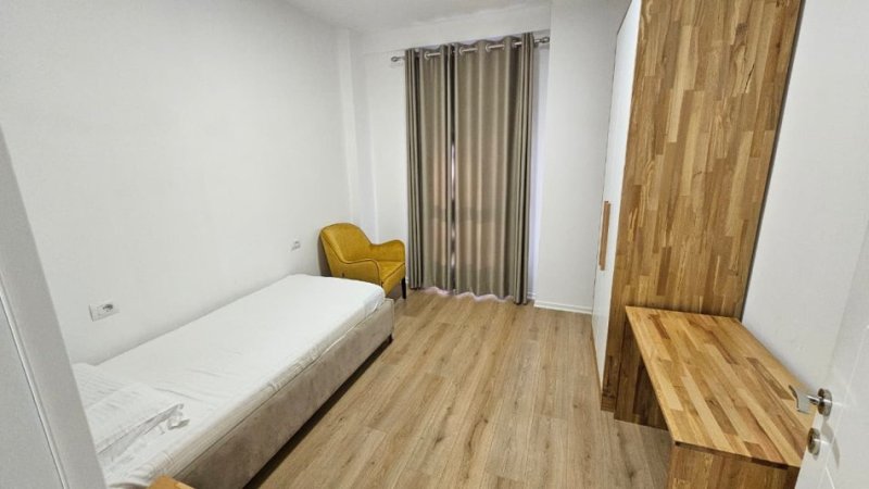 Tirane, jepet me qera apartament 3+1+Ballkon Kati 6, 900 € (rruga Xhanfize Keko)