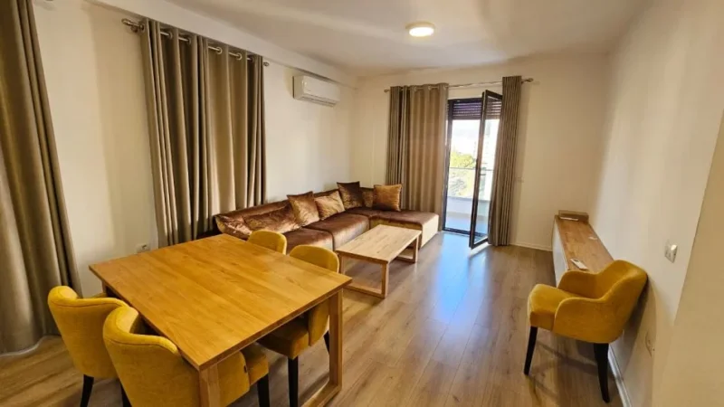 Tirane, jepet me qera apartament 3+1+Ballkon Kati 6, 900 € (rruga Xhanfize Keko)