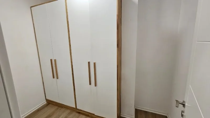 Tirane, jepet me qera apartament 3+1+Ballkon Kati 6, 900 € (rruga Xhanfize Keko)