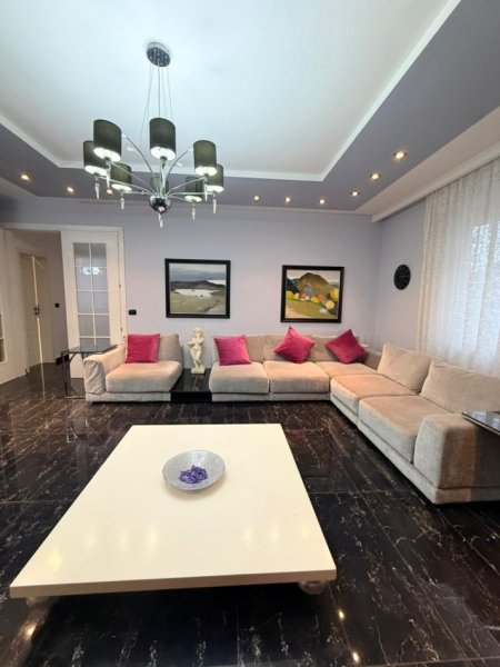 Tirane, jepet me qera apartament 3+1+Ballkon Kati 3, 140 m² 1.350 € (Blloku)