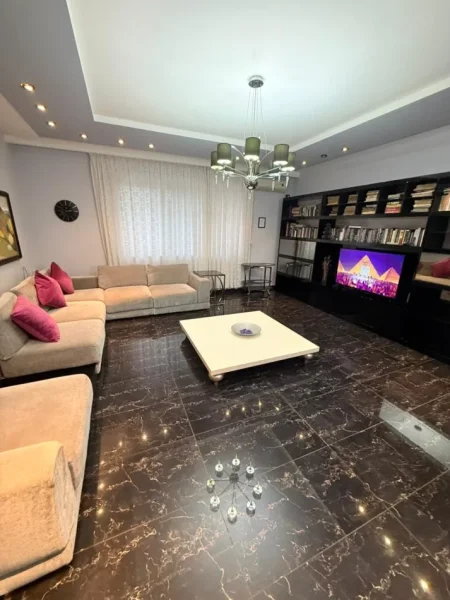 Tirane, jepet me qera apartament 3+1+Ballkon Kati 3, 140 m² 1.350 € (Blloku)