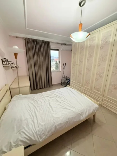 Tirane, jepet me qera apartament 3+1+Ballkon Kati 3, 140 m² 1.350 € (Blloku)