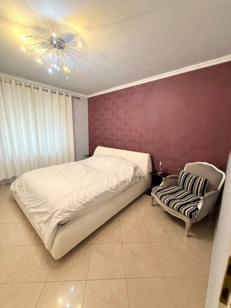 Tirane, jepet me qera apartament 3+1+Ballkon Kati 3, 140 m² 1.350 € (Blloku)