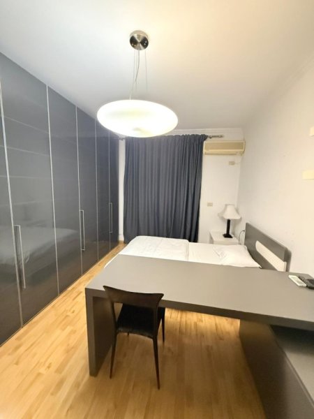 Tirane, jepet me qera apartament 3+1+Ballkon Kati 3, 140 m² 1.350 € (Blloku)