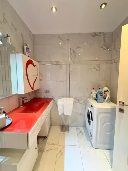 Tirane, jepet me qera apartament 3+1+Ballkon Kati 3, 140 m² 1.350 € (Blloku)