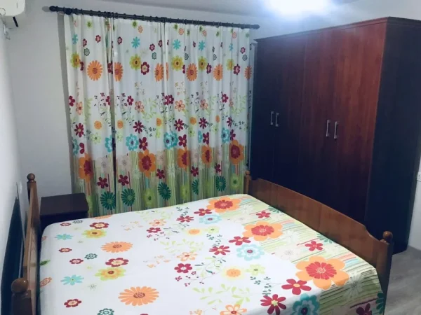 Tirane, jepet me qera apartament 2+1+Ballkon Kati 5, 80 m² 500 € (Ish Parku i Autobusave)