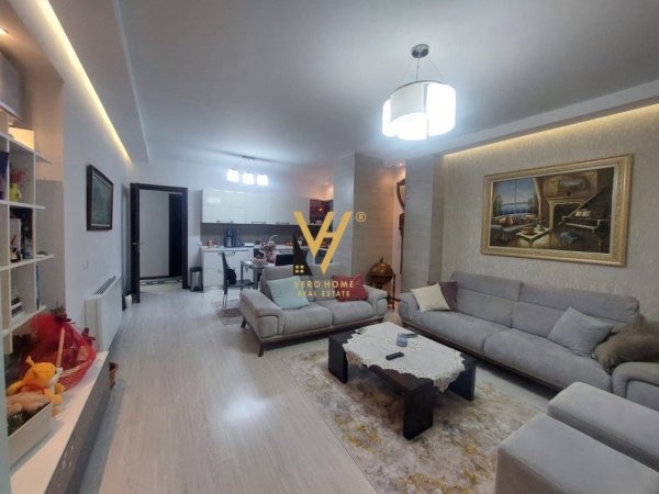 Tirane, jepet me qera apartament 2+1+Ballkon Kati 7, 140 m² 900 € (ISH ATSH)