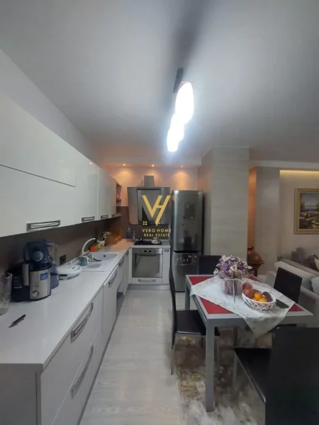 Tirane, jepet me qera apartament 2+1+Ballkon Kati 7, 140 m² 900 € (ISH ATSH)