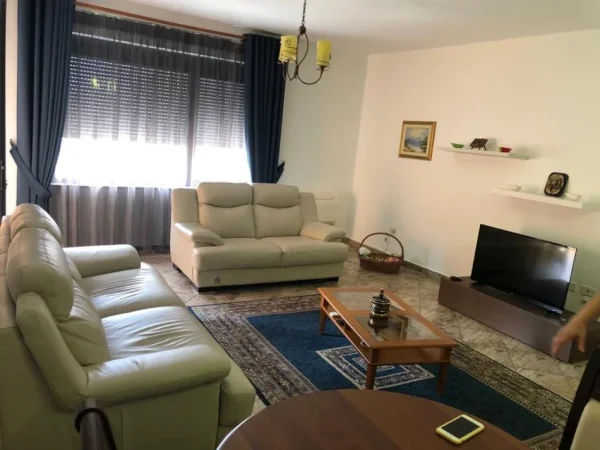 Tirane, jepet me qera apartament 3+1+Ballkon Kati 6, 150 m² 900 € (Rruga e Barrikadave)