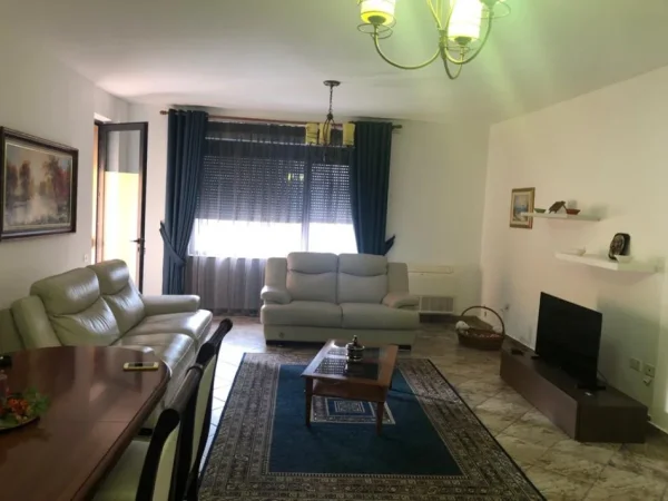 Tirane, jepet me qera apartament 3+1+Ballkon Kati 6, 150 m² 900 € (Rruga e Barrikadave)