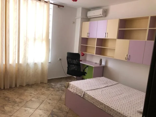 Tirane, jepet me qera apartament 3+1+Ballkon Kati 6, 150 m² 900 € (Rruga e Barrikadave)