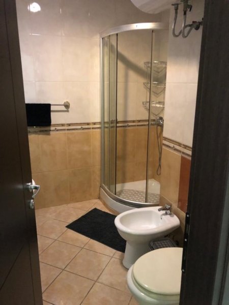 Tirane, jepet me qera apartament 3+1+Ballkon Kati 6, 150 m² 900 € (Rruga e Barrikadave)