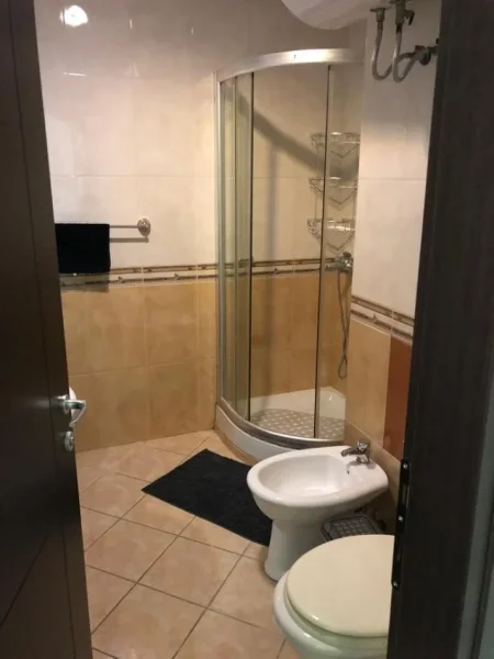 Tirane, jepet me qera apartament 3+1+Ballkon Kati 6, 150 m² 900 € (Rruga e Barrikadave)