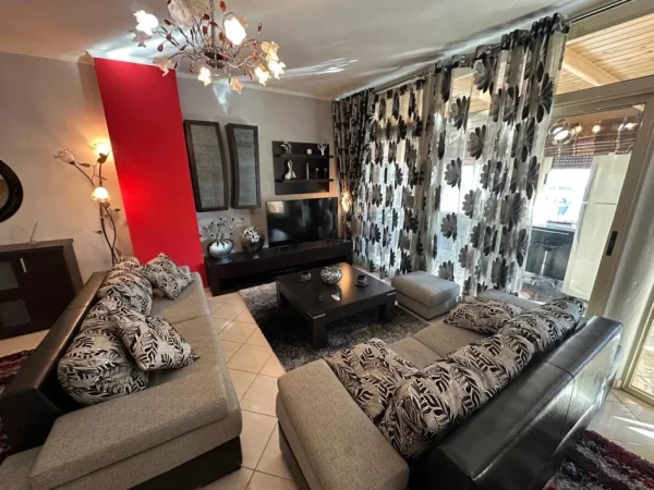 Tirane, jepet me qera apartament 2+1+Ballkon Kati 4, 110 m² 700 € (Rruga e Barrikadave)