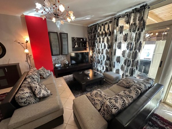 Tirane, jepet me qera apartament 2+1+Ballkon Kati 4, 110 m² 700 € (Rruga e Barrikadave)