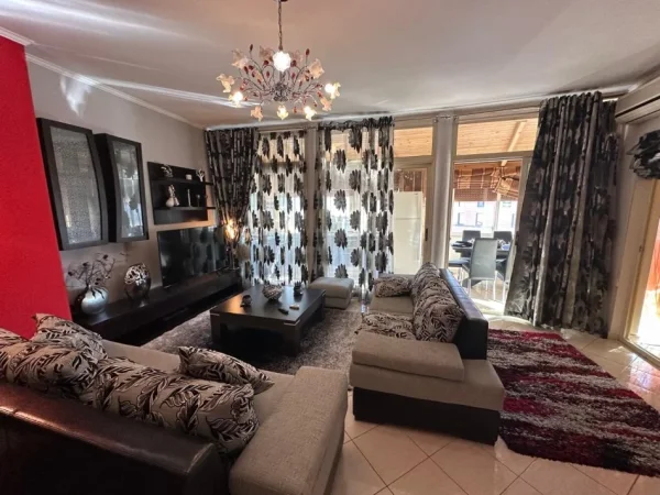 Tirane, jepet me qera apartament 2+1+Ballkon Kati 4, 110 m² 700 € (Rruga e Barrikadave)