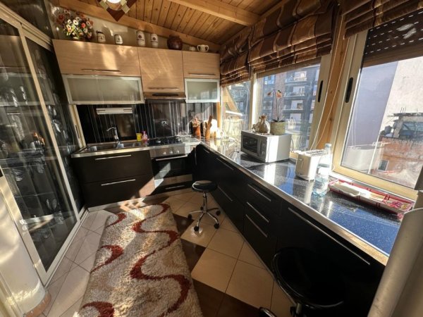 Tirane, jepet me qera apartament 2+1+Ballkon Kati 4, 110 m² 700 € (Rruga e Barrikadave)