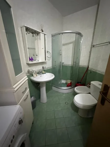 Tirane, jepet me qera apartament 2+1+Ballkon Kati 4, 110 m² 700 € (Rruga e Barrikadave)