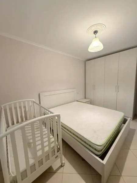 Tirane, jepet me qera apartament 1+1+Ballkon Kati 2, 60 m² 600 € (Rruga Kosovareve)