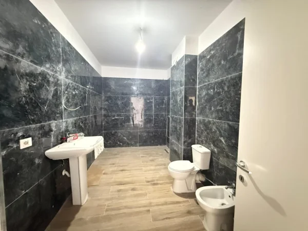 Tirane, jepet me qera apartament 2+1+Ballkon Kati 2, 92 m² 450 € (Sauk)