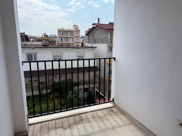 Tirane, jepet me qera apartament 2+1+Ballkon Kati 2, 92 m² 450 € (Sauk)