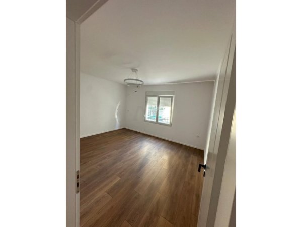 Tirane, shitet apartament 1+1 Kati 4, 52 m² 95.000 € (Pran komplekstit xhura)