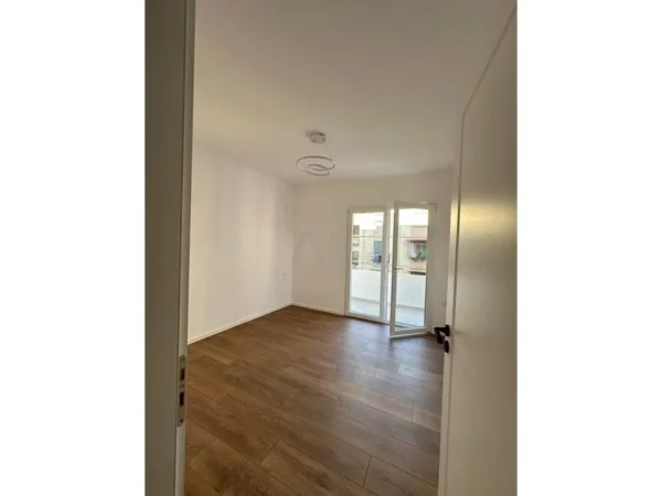 Tirane, shitet apartament 1+1 Kati 4, 52 m² 95.000 € (Pran komplekstit xhura)